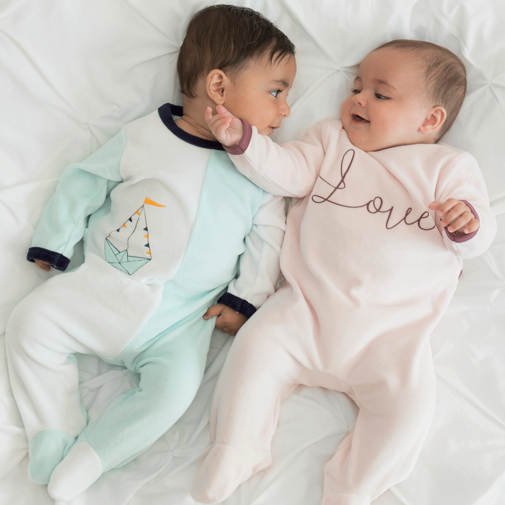 Pyjama Bebe En Velours Blanc Et Bleu Brode Bateau A Fermeture Dos